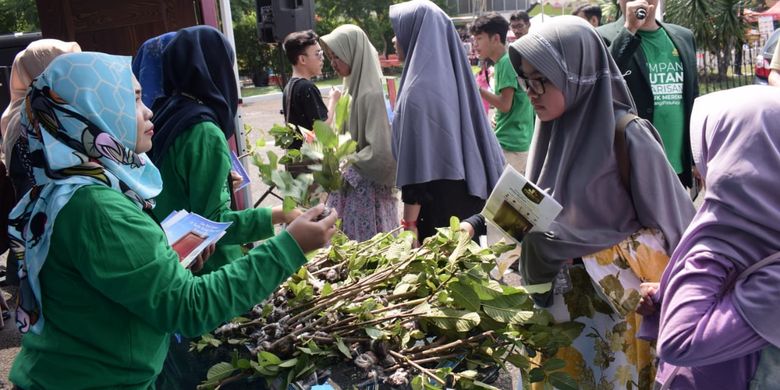 Produsen pintu berbahan baja, PT Jaya Bersama Saputra Perkasa (JBSP), membagikan 1.000 bibit pohon kepada pengunjung Taman Mini Indonesia Indah (TMII), Jakarta Timur, Sabtu (15/6/2019).