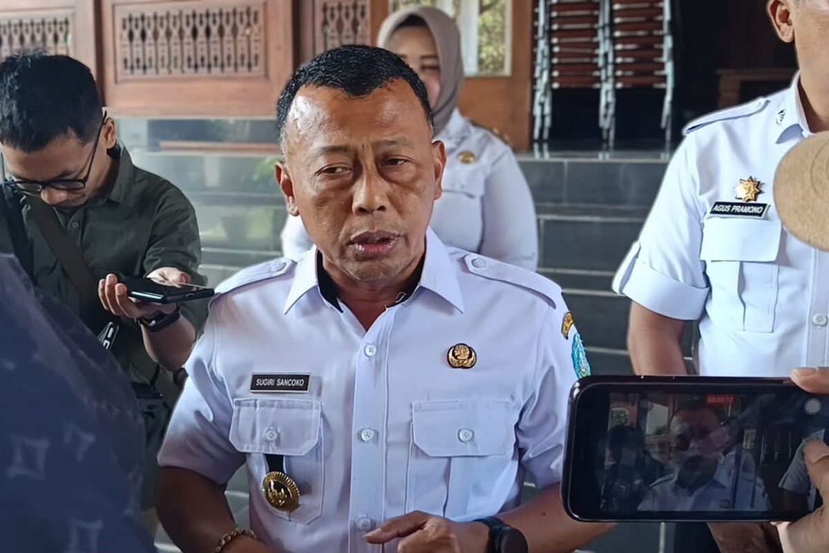 Bupati Ponorogo, Jawa Timur, Sugiri Sancoko, melantik dan menyerahkan surat keputusan (SK) pengangkatan kepada 241 tenaga honorer yang lolos seleksi pegawai pemerintah dengan perjanjian kerja (PPPK) formasi 2024, Rabu (24/9/2025).