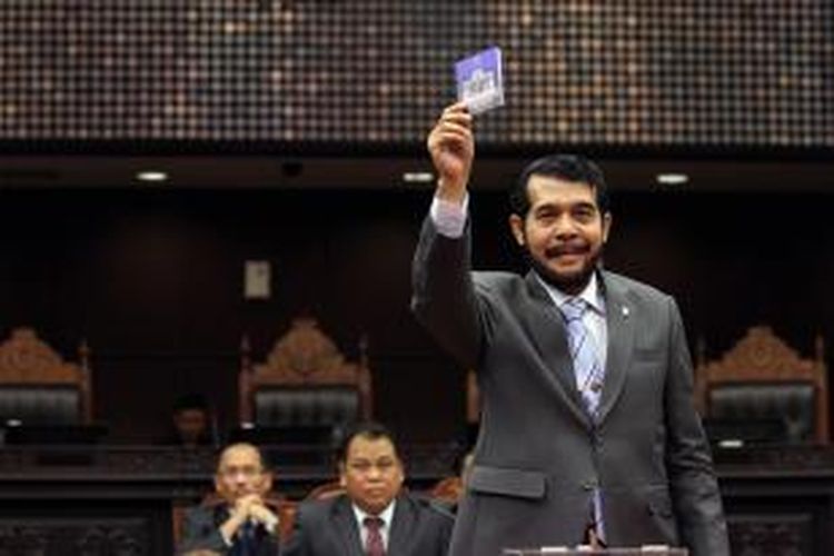 Wakil Ketua MK periode 2015-2017 Anwar Usman memberikan suaranya dalam Rapat Permusyawaratan Hakim Konstitusi di Gedung MK, Jakarta, Senin (12/1/2015).