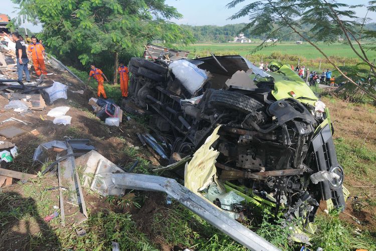 Petugas mengevakuasi truk yang mengalami kecelakaan di Jalan Tol Semarang-Solo KM 487, Boyolali, Jawa Tengah, Jumat (14/4/2023). Berdasarkan data sementara Polda Jawa Tengah, kecelakaan yang melibatkan delapan kendaraan tersebut mengakibatkan enam orang meninggal dunia.