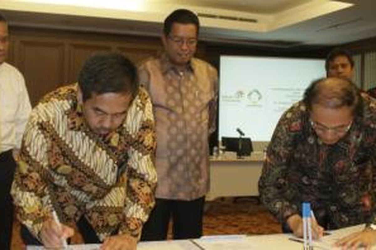 Direktur Enterprise and Business Service Telkom Muhammad Awaluddin bersama Direktur Pemasaran Perumnas Muhammad Nawir melakukan penandatanganan Nota Kesepahaman (MoU) Penyediaan Layanan ICT, disaksikan Direktur Utama Perumnas Himawan Arief Sugoto, Kamis (6/8/2015).  