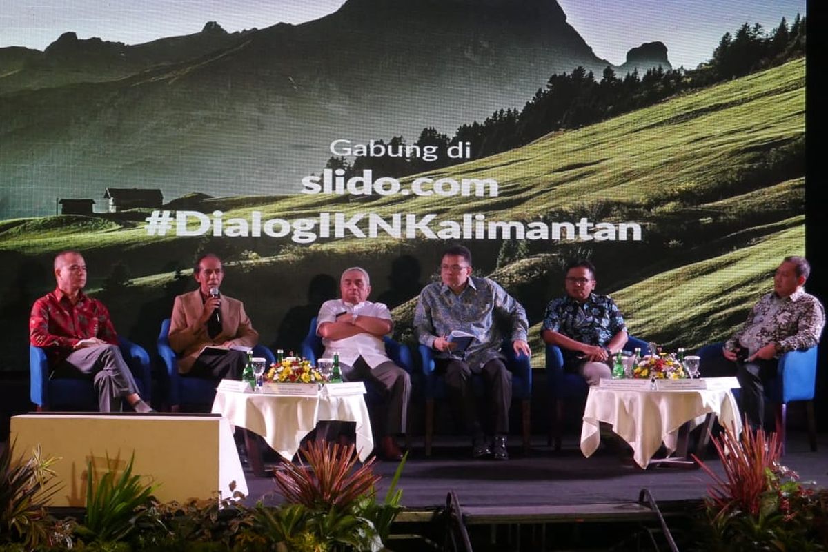 Gubernur Kaltim Isran (putih) didampingi Deputi Bidang Pengembangan Regional Kementerian PPN/Bappenas Rudy Soeprihadi Prawiradinata (batik tengah) bersama sejumlah narasumber dari akademisi Universitas Mulawarman Samarinda dalam dialog pemindahan Ibu Kota Negara di Hotel Swiss Bell, Balikpapan, Rabu (21/8/2019).