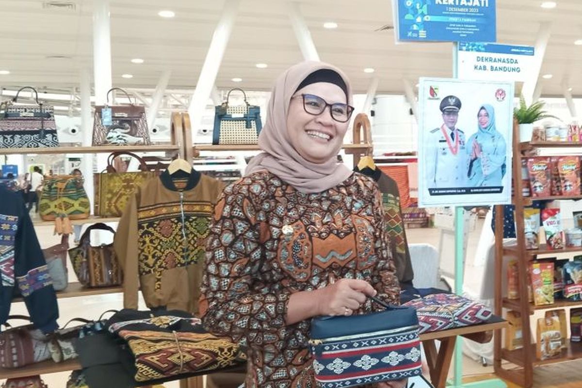 Bupati Indramayu Nina Agustina saat memperlihatkan produk UMKM. 
