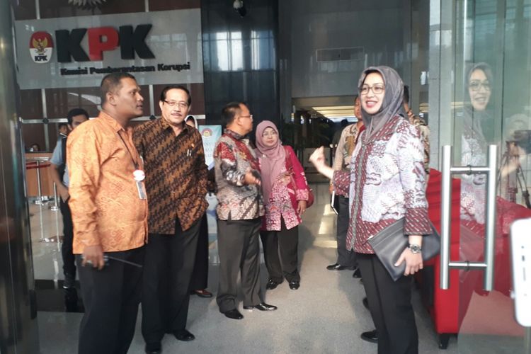 Wali Kota Tangsel Airin Rachmi Diany, selaku Ketua Asosiasi Pemerintah Kota Seluruh Indonesia (APEKSI) (kanan foto) dan Komisioner Komisi Aparatur Sipil Negara (KASN) Tasdik Kinanto (kedua dari kiri) usai bertemu dengan KPK, Jumat (2/3/2018).