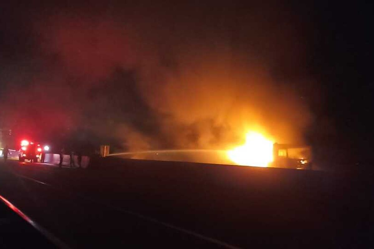 Sebuah truk tangki Pertamina terbakar di Tol Ngawi-Kertosono KM 580 masuk Desa Jururejo Kecamatan Ngawi, Kabupaten Ngawi. Penyebeb kebakaran diduga berasal dari kampas rem yang berada di bagian sebelah kiri belakang kendaraan yang terbakar sehuingga menyambar muatan pertalite.