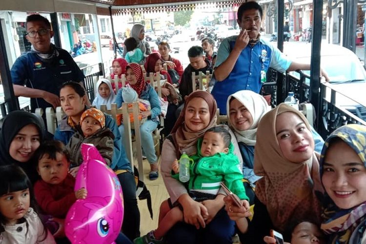 Warga dan wisatawan berbondong-bondong menaiki bus wisata