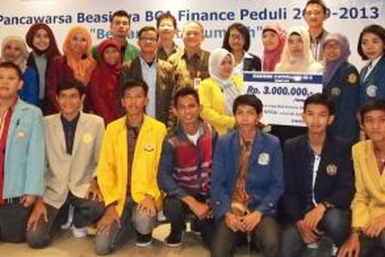 Penyerahan beasiswa secara simbolis oleh Amirdin Halim, Direktur PT BCA Finance, kepada Martin Rambe, mahasiswa Universitas Sumatera Utara jurusan Ilmu Administrasi Negara, Rabu (17/12/2013) di Jakarta. 