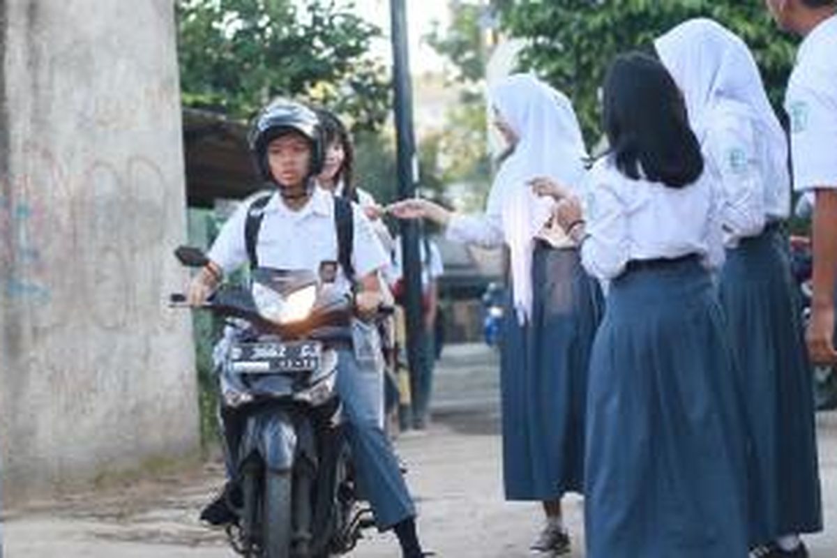 Mulai Maret lalu, siswa bermotor di SMAN 19, Bandung, diizikan masuk gerbang sekolah bila mereka  memiliki Surat Izin Mengemudi (SIM) dan memberi tumpangan pada seorang temannya.