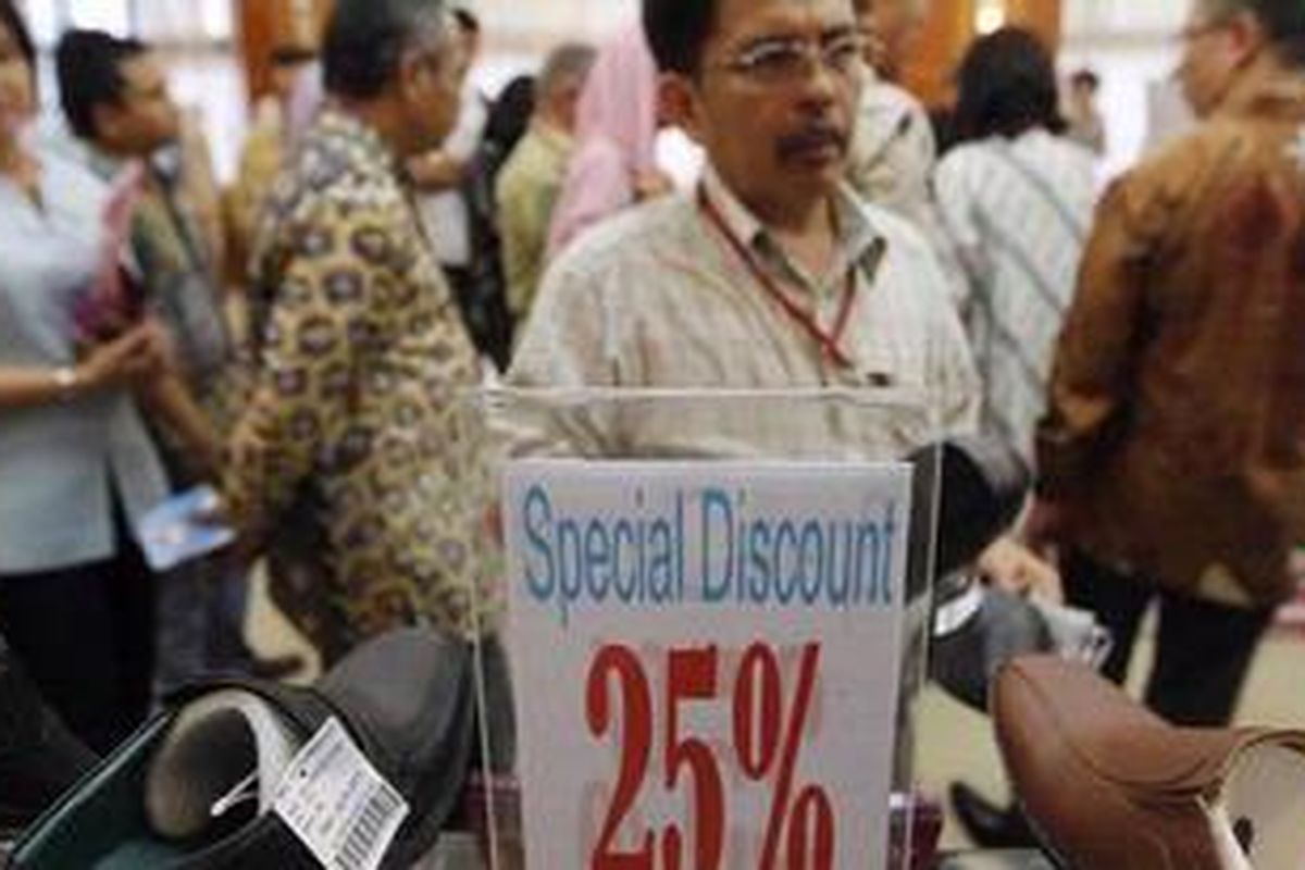 Pengunjung melihat produk sepatu buatan Indonesia yang dipamerkan di Gedung I Kementerian Perdagangan RI, Rabu (9/3/2011). Pameran ini merupakan bagian dari rangkaian acara pencanganan Hari Pakai Sepatu Indonesia. Program ini akan dilakukan setiap Jumat dan dimulai dari lingkungan Kementerian Perdagangan.