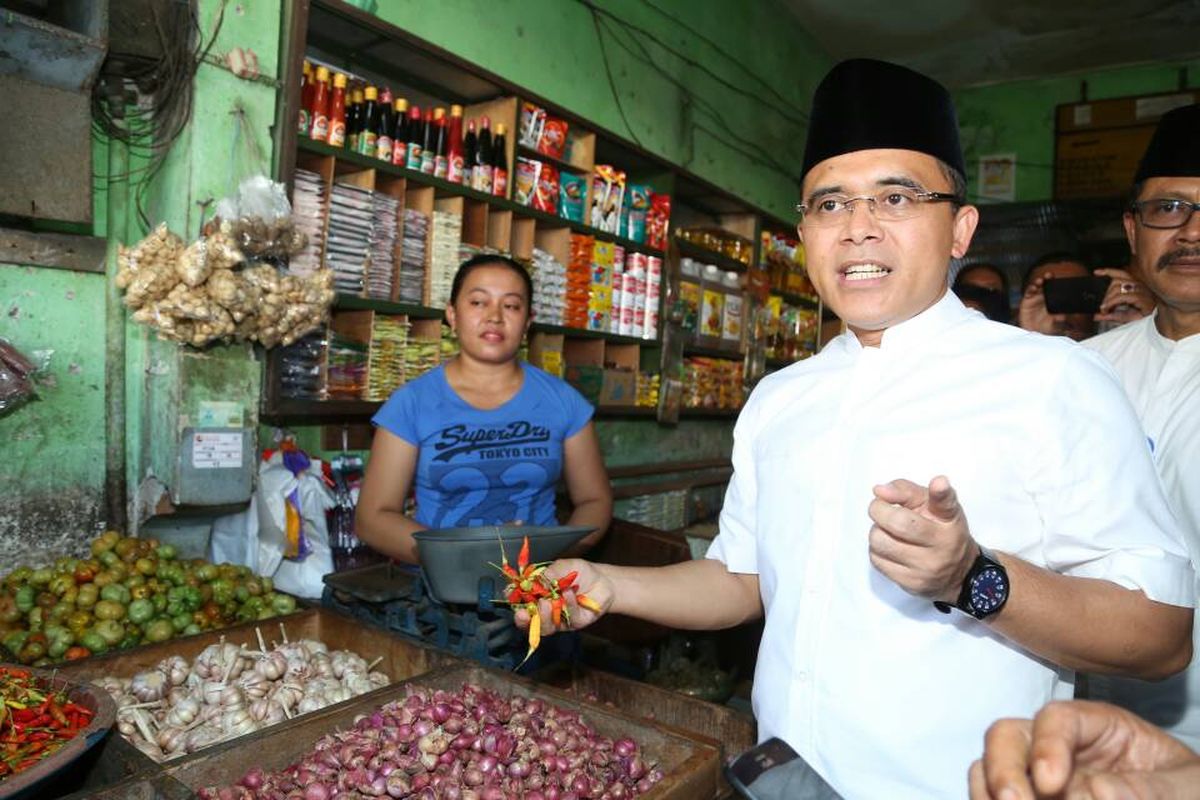 Bupati Banyuwangi Abdullah Azwar Anas saat sidak ke Pasar Blambangan, Selasa (30/5/2017).