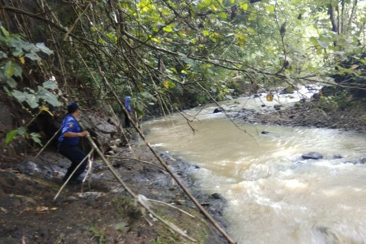 Tim gabungan sedang mencari korban, Susilo (23), yang diduga hanyut setelah terjun ke Sungai Sentul, lereng Gunung Sumbing, Bandongan, Kabupaten Magelang, Selasa (27/2/2018) sore. 