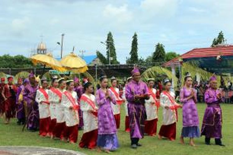 Para peserta Festival Saraingngu Ampania di Kabupaten Talaud dengan pakaian adat mereka mengambil bagian dalam pesta seni budaya tersebut.