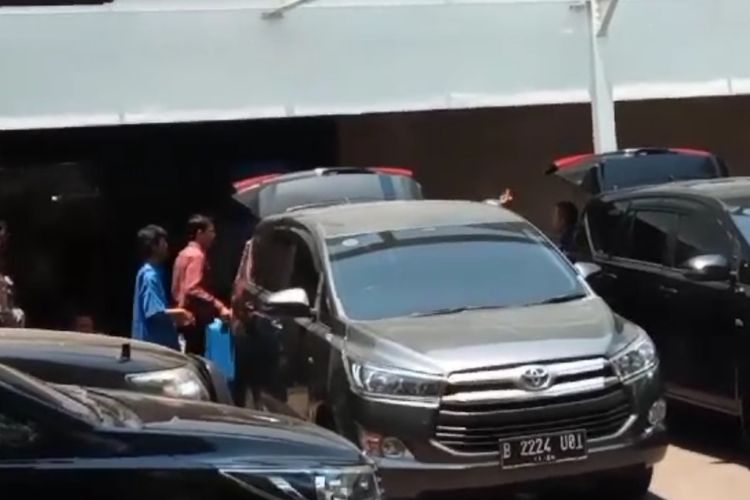 Penyidik Komisi Pemberantasan Korupsi (KPK) mengangkut tas hingga dua koper setelah menggeledah rumah dinas Menteri Pertanian (Mentan) Syahrul Yasin Limpo, Jumat (29/9/2023).