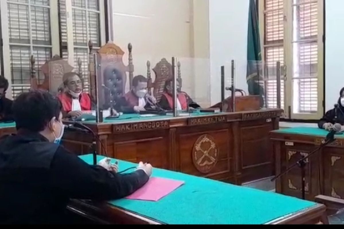 Eks Bendahara Puskesmas Glugur Darat, Kota Medan, Sumatera Utara Esthi Wulandari dihukum 7,5 tahun penjara oleh Majelis Hakim dalam sidang vonis di Pengadilan Negeri Medan, Senin (27/12/2021).