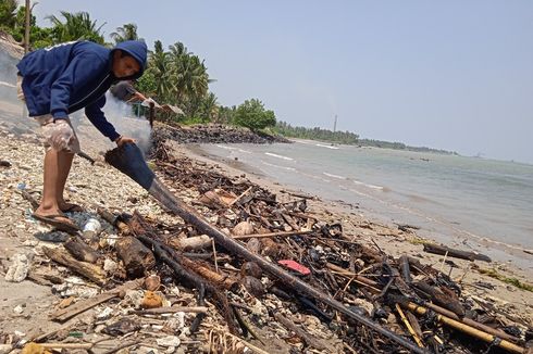 Berenang di Laut, Pengunjung Pantai di Lampung Terkena Limbah Mirip Aspal