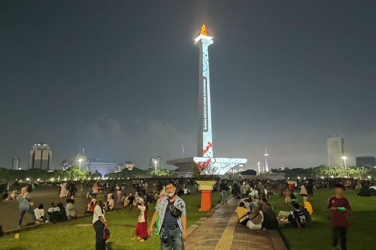 Kawasan Monumen Nasional (Monas) ramai pengunjung pada Minggu (23/4/2023), hari pertama gelaran Monas Week 2023.