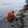 Perairan Pulau Pari Dibersihkan dari Limbah Gumpalan Minyak, Terkumpul 380 Karung