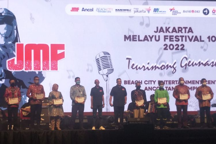 Gubernur DKI Jakarta Anies Baswedan memberikan penghargaan kepada para sosok yang berjasa selama penanganan Covid-19 di Ibu Kota, di Taman Impian Jaya Ancol, Jakarta Utara, Rabu malam (17/8/2022).