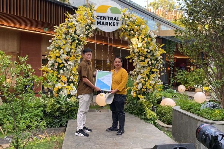 Penyerahan EDGE Advanced Certificate dan plakat apresiasi bagi para kolaborator Central Market PIK. 