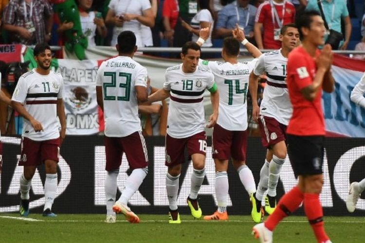 Para pemain Meksiko merayakan gol Carlos Vela ke gawang Korea Selatan pada pertandingan Grup F Piala Dunia 2018 di Rostov, 23 Juni 2018. 