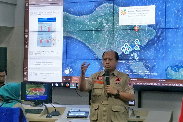 Kepala Pusat Data Informasi dan Humas Badan Nasional Penanggulangan Bencana (BNPB) Sutopo Purwo Nugroho saat memberikan keterangan di ruang Pusdalops, Graha BNPB, Jakarta Timur, Senin (27/11/2017).