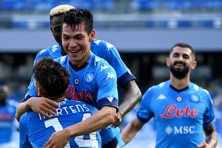 Hirving Lozano merayakan golnya bersama rekan satu timnya pada laga Napoli vs Atalanta dalam lanjutan pekan keempat Liga Italia yang berlangsung di Stadion San Paolo, Sabtu (17/10/2020).