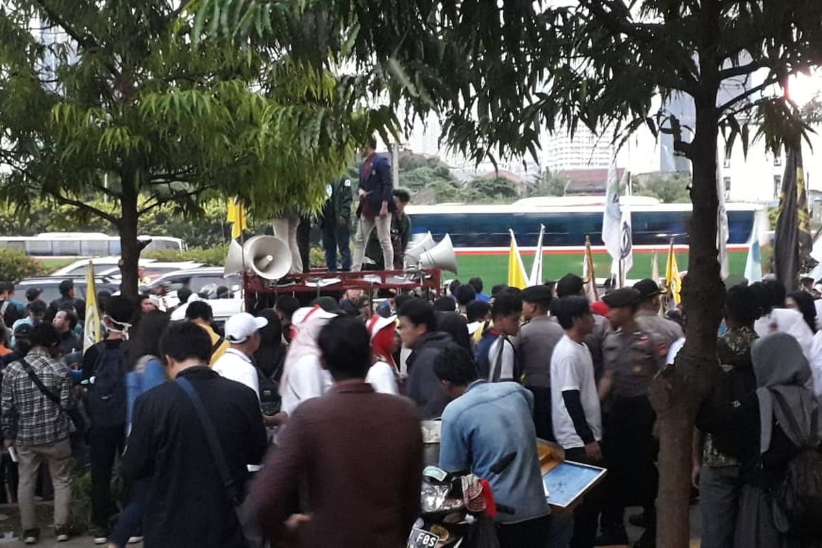 Sejumlah mahasiswa berunjuk rasa di depan lokasi debat Pilpres, Jakarta, Sabtu (13/4/2019).