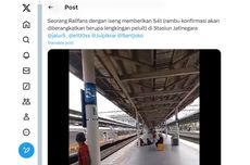 Seorang Anak Tiup Peluit Tanda Keberangkatan Kereta di Stasiun Jatinegara, KAI Ingatkan Bahayanya