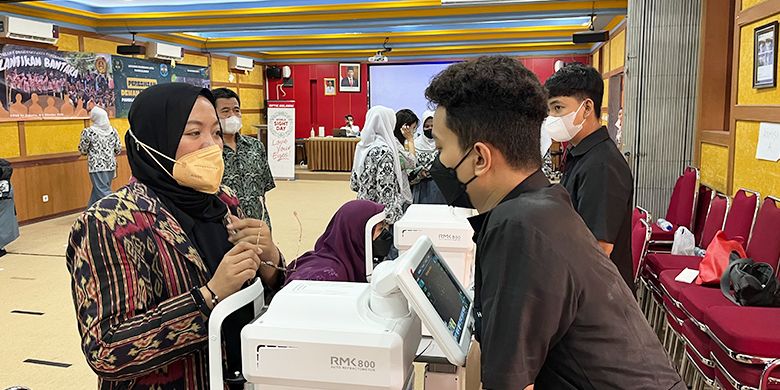 Layanan konsultasi kesehatan mata dari Optik Melawai di SMAN 21 Jakarta. 

