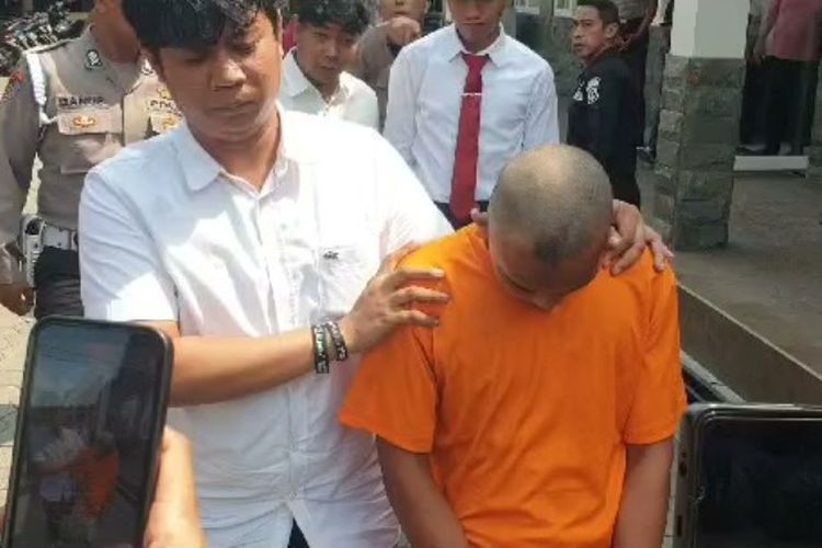 MA (19), salah satu pelaku pembunuhan siswi SMP di Mojokerto, Jawa Timur, saat digelandang di Mapolres Mojokerto Kota, Rabu (14/6/2023).