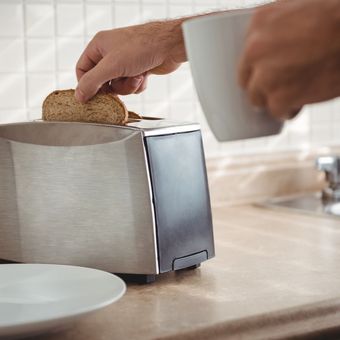 Ilustrasi pemanggang roti atau toaster. 