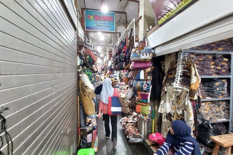 Suasana lorong Pasar Beringharjo Senin (25/9/2023) nampak lengang, dan para pedagang sedang menuggu barang dagangannya.