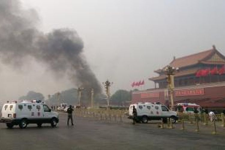 Asap mengepul dari lokasi sebuah mobil yang terbakar dan menabrak kerumunan orang di Lapangan Tiananmen, Beijing, Senin (28/10/2013). Polisi China menyebut warga minoritas Uighur dari Xinjiang terlibat dalam aksi ini.