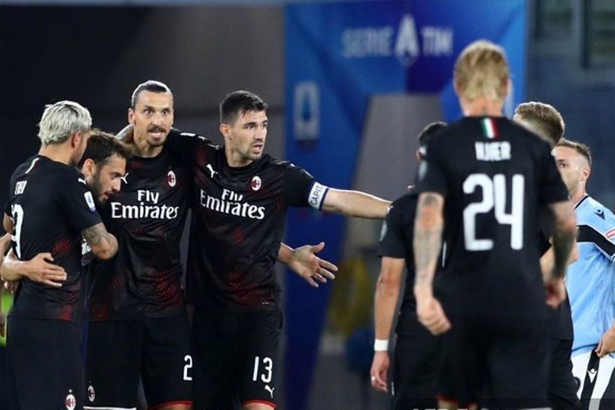 Para pemain AC Milan merayakan gol Hakan Calhanoglu ke gawang Lazio pada lanjutan pekan ke-30 Liga Italia di Stadion Olimpico, Roma, Minggu (5/7/2020) dini hari WIB. 