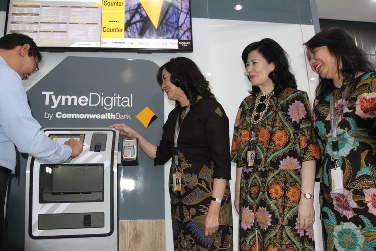 Presiden Direktur Bank Commonwealth Lauren Sulistiawati, Direktur Retail Banking Bank Commonwealth Rustini Dewi, Direktur SME Banking Bank Commonwealth Ida Apulia Simatupang dalam peresmian Digital Branch Bank Commonwealth, sebuah pengalaman perbankan digital menyeluruh yang praktis dan nyaman di Jakarta (12/10).