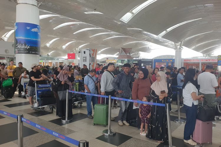 Abu Vulkanik Anak Krakatau Ganggu Penerbangan, 49 Pesawat di Kualanamu Batal