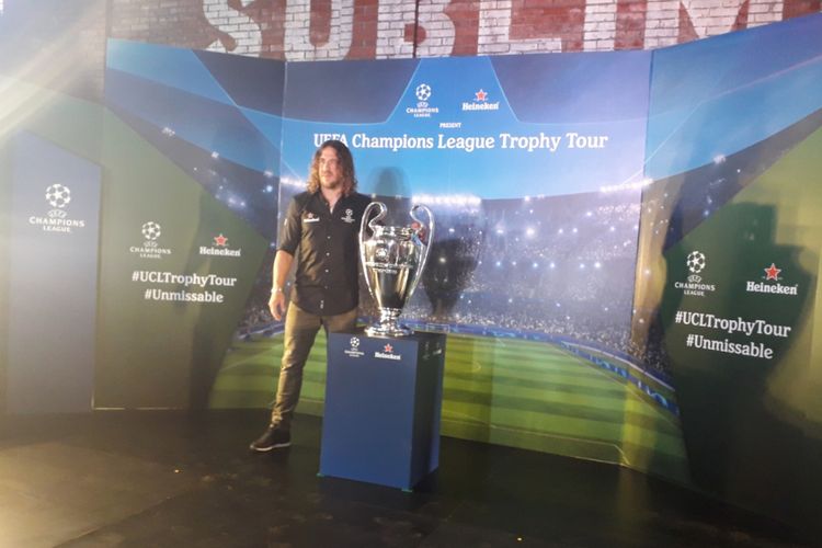 Legenda Barcelona, Carles Puyol bersama trofi Liga Champions dalam kunjungannya le Jakarta, Senin (11/3/2019). Puyol datang untuk memeriahkan UEFA Champions League Trophy Tour yang dihelat di tiga kota di Indonesia, masing-masing di Jakarta (11-12 Maret), Surabaya (13-14 Maret), dan Denpasar (16-17 Maret).