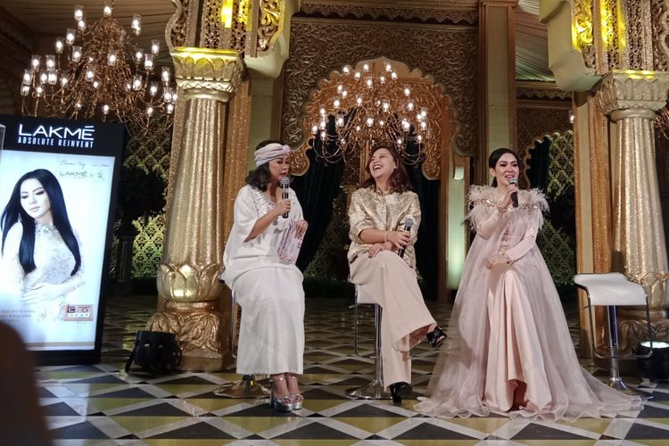 Penyanyi Syahrini (paling kanan) dalam peluncuran The New and Limited Edition LAKME Illuminating Ramadhan Makeup Collection di Senayan City, Senin (28/5/2018).