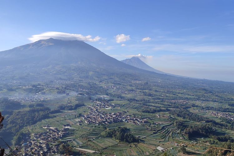 Gunung Merbabu dan Gunung Merapi dilihat dari area Gunung Andong, Magelang, Sabtu (17/8/2024).