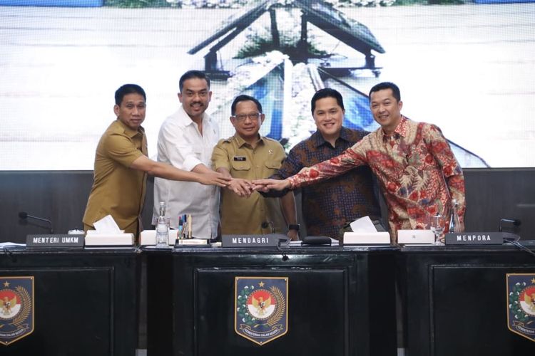 Mendagri Tito dalam acara Penandatanganan Nota Kesepahaman (MoU) antara Kementerian Pemuda dan Olahraga (Kemenpora), Kementerian Dalam Negeri (Kemendagri), dan Kementerian Usaha Mikro Kecil dan Menengah (UMKM) tentang Sinergi Pengelolaan dan Pemanfaatan Sarana dan Prasarana Olahraga Pusat dan Daerah, di Kantor Pusat Kemendagri, Jakarta, Selasa (2/12/2025).