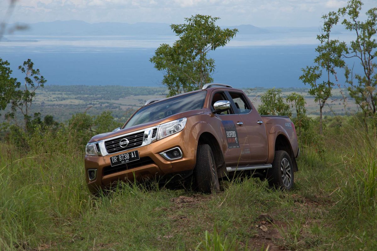 Mobil Nissan All-New NP300 Navara melewati medan off road di Gunung Tambora, Dompu, Nusa Tenggara Barat, Sabtu (21/3/2015). Nissan All-New Navara punya spesifikasi standar, mesin diesel YD25DDTi berkapasitas 2.488 cc. KOMPAS IMAGES/KRISTIANTO PURNOMO