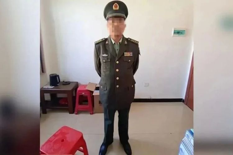 Seorang pria di China bermarga Zhu baru-baru ini ditangkap polisi karena ketahuan menyamar sebagai perwira tentara gadungan.