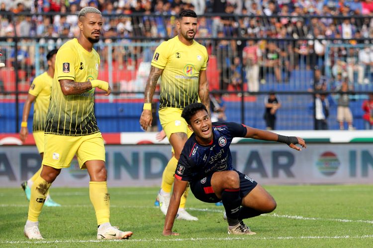 Pemain Arema FC M Rafli seusai dijatuhkan pemain Barito Putera saat pertandingan babak 8 besar Piala Presiden 2022 yang berakhir dengan skor 0-0 dilanjutkan adu penalti 5-4 di Stadion Kanjuruhan Kepanjen, Kabupaten Malang, Sabtu (2/7/2022) sore.