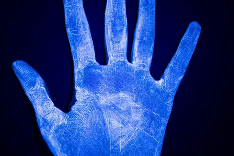 Tangan kotor belum cuci tangan dengan sabun di bawah sinar UV.