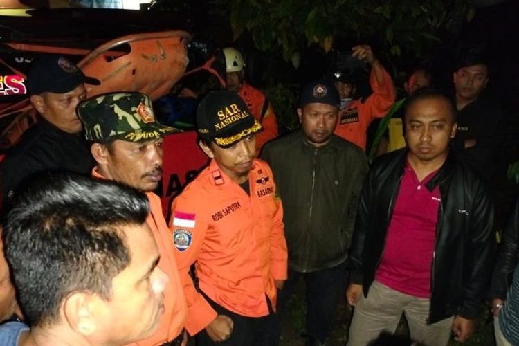 Petugas SAR mengevakuasi anggota komunitas motor yang dilaporkan tersesat di area hutan Banjo Loweh, Kabupaten Limapuluh Kota, Provinsi Sumatera Barat, Senin (23/1/2023) dini hari. 