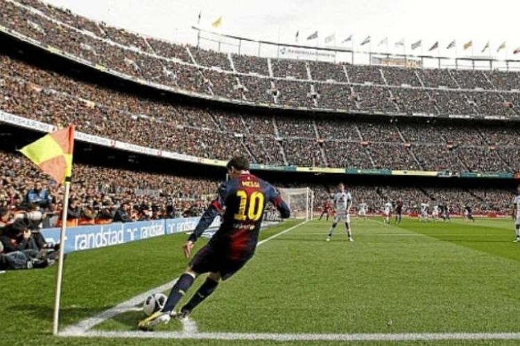 Lionel Messi saat masih bermain untuk FC Barcelona. Messi melakukan tendangan sudut dalam sebuah pertandingan LaLiga di Stadion Camp Nou.