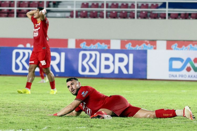 Pemain Persija Jakarta Marko Simic gagal mencetak gol ke gawang Bali United pada pertandingan pekan 13 Liga 1 2021-2022 yang berakhir dengan skor 0-1 di Stadion Manahan Solo, Kamis (25/11/2021) malam.