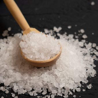 Ilustrasi garam batu, garam laut. 