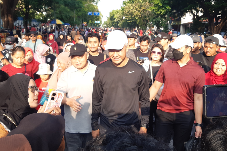 Calon presiden nomor urut 3 Ganjar Pranowo disambut antusias pengunjung di car free day (CFD) di Jalan Slamet Riyadi Solo, Jawa Tengah, Minggu (24/12/2023).