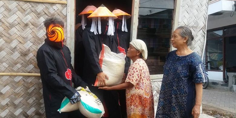 Organisasi Akatsuki Afkar di Lumajang bagi-bagi zakat fitrah ke para lansia di Lumajang, Jawa Timur.
